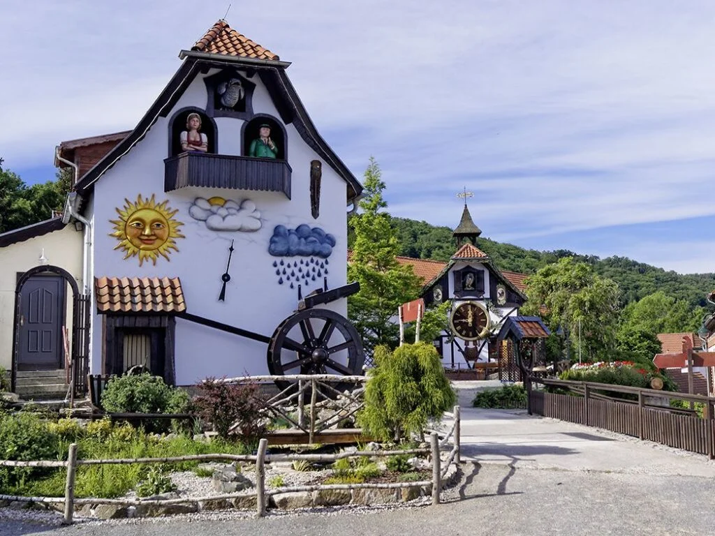 Weltgrößte Kuckucksuhr in Gernrode – direkt neben Harz Adventure